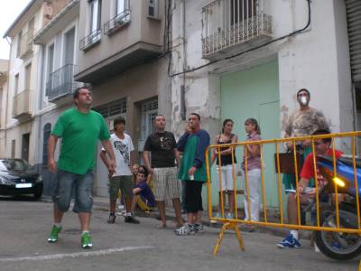 La peña Ha tu ke tinporta reúne a 25 participantes para lanzar huesos de oliva