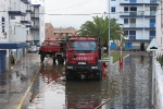 Abren dos zanjas en la playa Ben-Afelí para drenar el agua acumulada