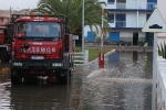 Abren dos zanjas en la playa Ben-Afelí para drenar el agua acumulada