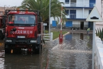 Abren dos zanjas en la playa Ben-Afelí para drenar el agua acumulada