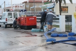 Abren dos zanjas en la playa Ben-Afelí para drenar el agua acumulada