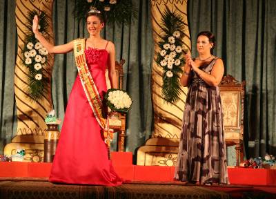 Solemne pleitesa a la reina y damas de las fiestas