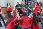 El sopar de pa i porta y los toros llenan las fiestas del Roser