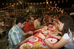 El sopar de pa i porta y los toros llenan las fiestas del Roser