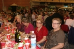 El sopar de pa i porta y los toros llenan las fiestas del Roser