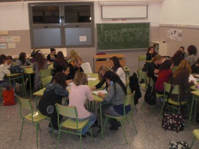 El alumnado del IES Gilabert Centelles, indignado por la falta de profesores