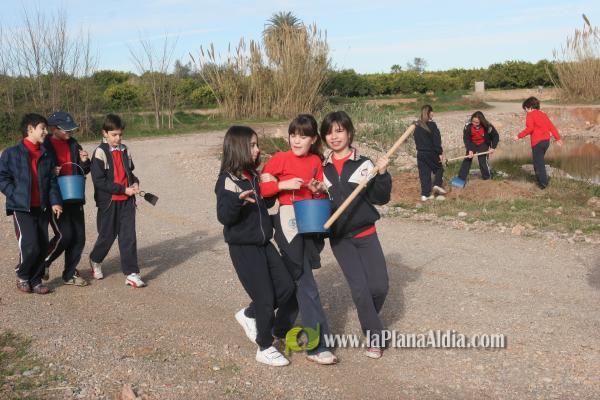 Los escolares del CP Illes Columbretes plantan árboles en el paraje del Clot