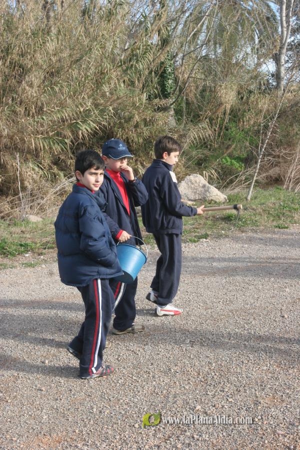 Los escolares del CP Illes Columbretes plantan árboles en el paraje del Clot