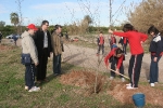 Los escolares del CP Illes Columbretes plantan árboles en el paraje del Clot