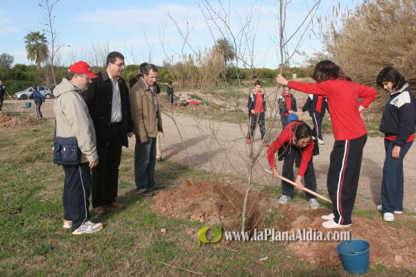 Los escolares del CP Illes Columbretes plantan árboles en el paraje del Clot