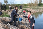 Los escolares del CP Illes Columbretes plantan árboles en el paraje del Clot