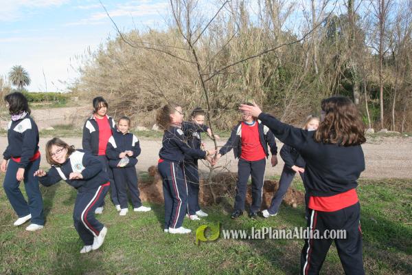 Los escolares del CP Illes Columbretes plantan árboles en el paraje del Clot