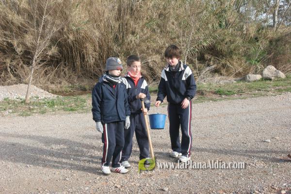 Los escolares del CP Illes Columbretes plantan árboles en el paraje del Clot