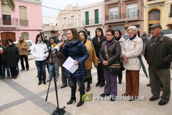 350 vecinos se manifiestan a favor del alcalde