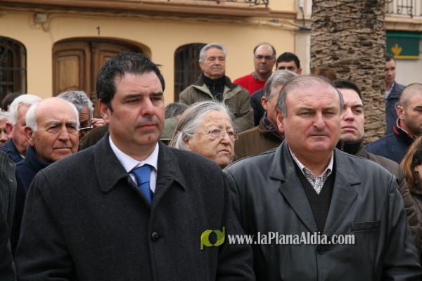 350 vecinos se manifiestan a favor del alcalde