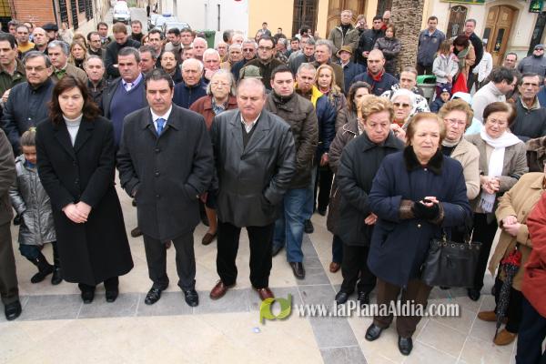 350 vecinos se manifiestan a favor del alcalde