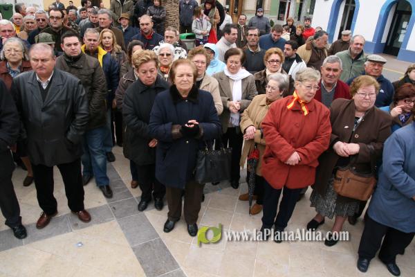 350 vecinos se manifiestan a favor del alcalde