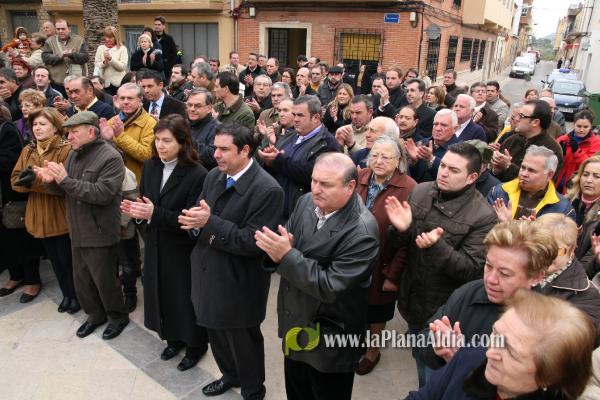 350 vecinos se manifiestan a favor del alcalde