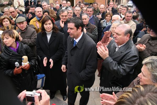 350 vecinos se manifiestan a favor del alcalde