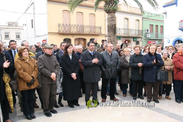 350 vecinos se manifiestan a favor del alcalde