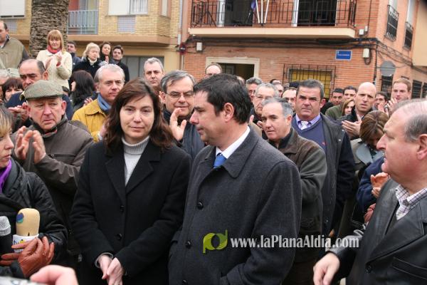 350 vecinos se manifiestan a favor del alcalde