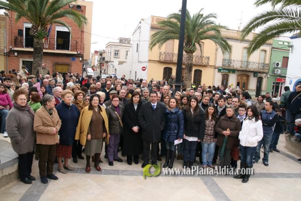 350 vecinos se manifiestan a favor del alcalde