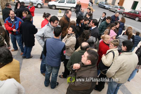 350 vecinos se manifiestan a favor del alcalde