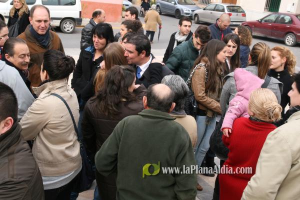 350 vecinos se manifiestan a favor del alcalde