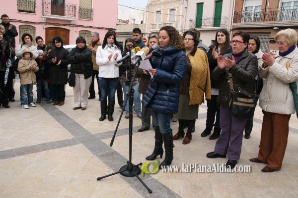 350 vecinos se manifiestan a favor del alcalde