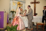 Las reinas falleras reciben un medallón de la Virgen de los Desamparados.