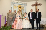 Las reinas falleras reciben un medallón de la Virgen de los Desamparados.