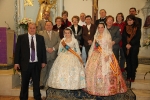 Las reinas falleras reciben un medallón de la Virgen de los Desamparados.