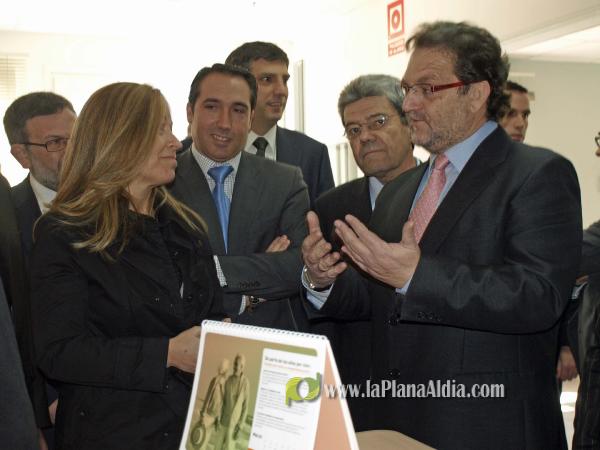 La ministra de Sanidad inaugura el centro de Alzheimer a falta de una licencia de apertura