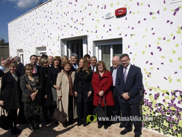 La ministra de Sanidad inaugura el centro de Alzheimer a falta de una licencia de apertura