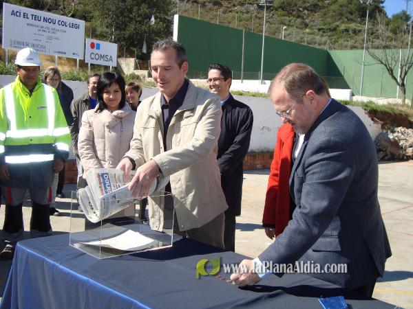 Alejandro Font de Mora coloca la primera piedra del nuevo colegio La Cova