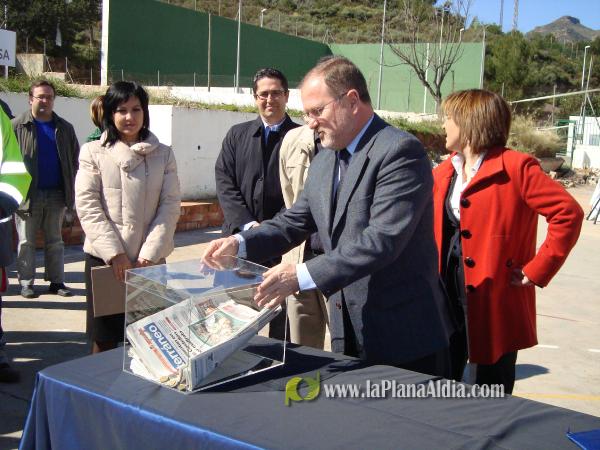 Alejandro Font de Mora coloca la primera piedra del nuevo colegio La Cova