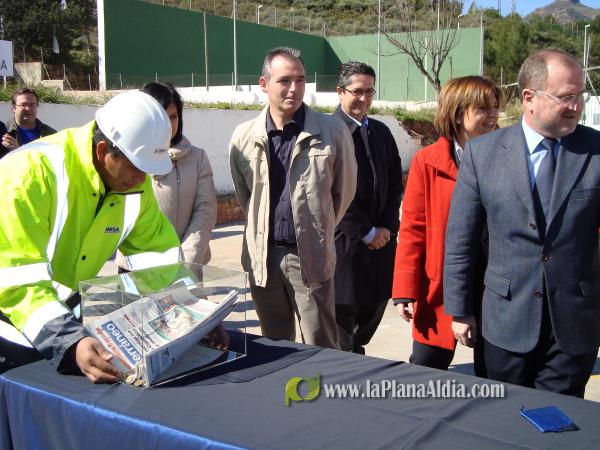 Alejandro Font de Mora coloca la primera piedra del nuevo colegio La Cova