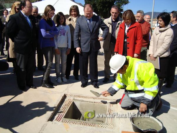 Alejandro Font de Mora coloca la primera piedra del nuevo colegio La Cova