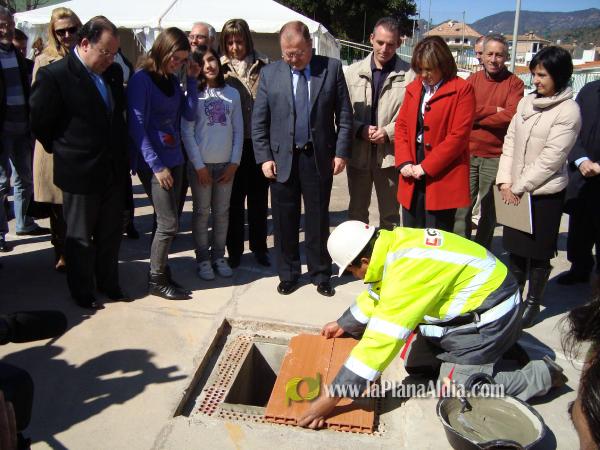 Alejandro Font de Mora coloca la primera piedra del nuevo colegio La Cova