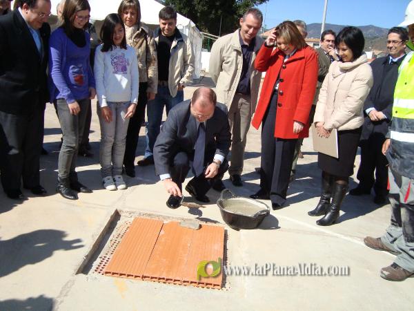 Alejandro Font de Mora coloca la primera piedra del nuevo colegio La Cova