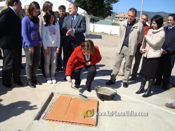 Alejandro Font de Mora coloca la primera piedra del nuevo colegio La Cova