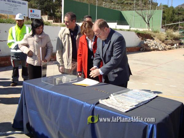Alejandro Font de Mora coloca la primera piedra del nuevo colegio La Cova