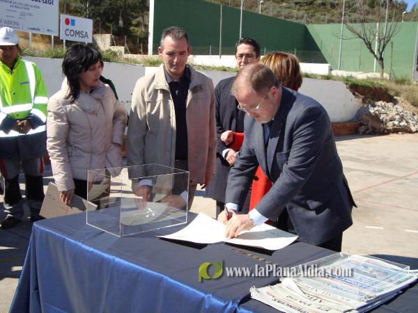 Alejandro Font de Mora coloca la primera piedra del nuevo colegio La Cova