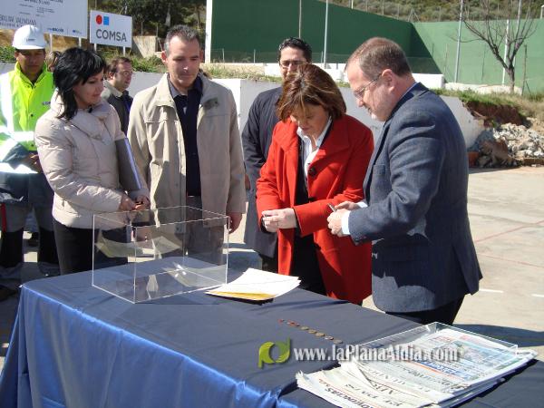 Alejandro Font de Mora coloca la primera piedra del nuevo colegio La Cova