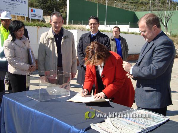 Alejandro Font de Mora coloca la primera piedra del nuevo colegio La Cova
