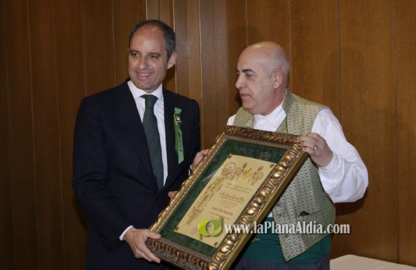 Camps entrega el Estandarte a la Gaiata ganadora