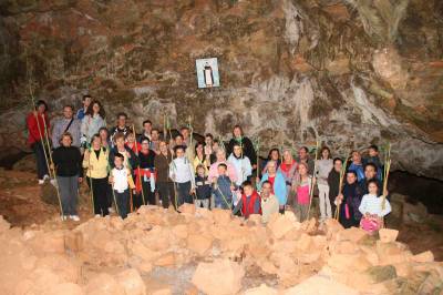 Los vecinos y vecinas de la localidad suben a la Cova de Sant Vicent 