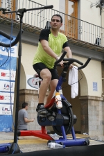 Casi un centenar de personas hacen spinning