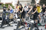 Casi un centenar de personas hacen spinning