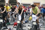 Casi un centenar de personas hacen spinning
